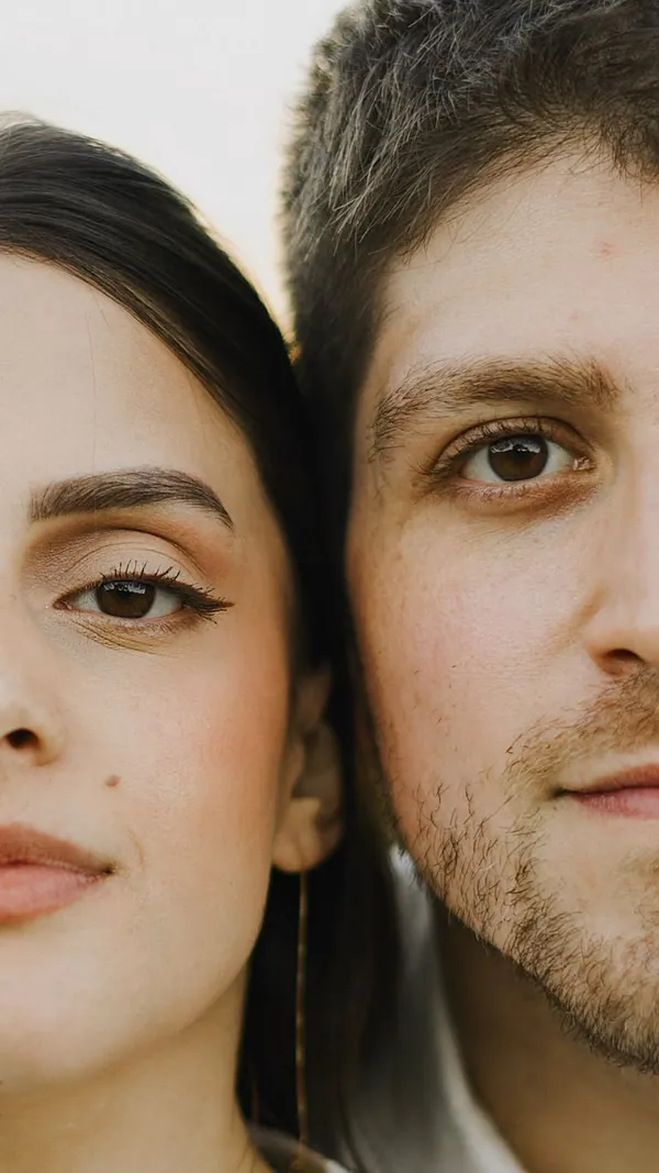 Em close, metade do rosto de cada um do casal, lado a lado